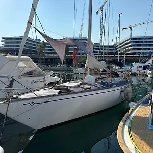 Bateau-hôtel Unique Wooden Sail Yacht + 2 Bikes Included!, Sant Adrià de Besòs